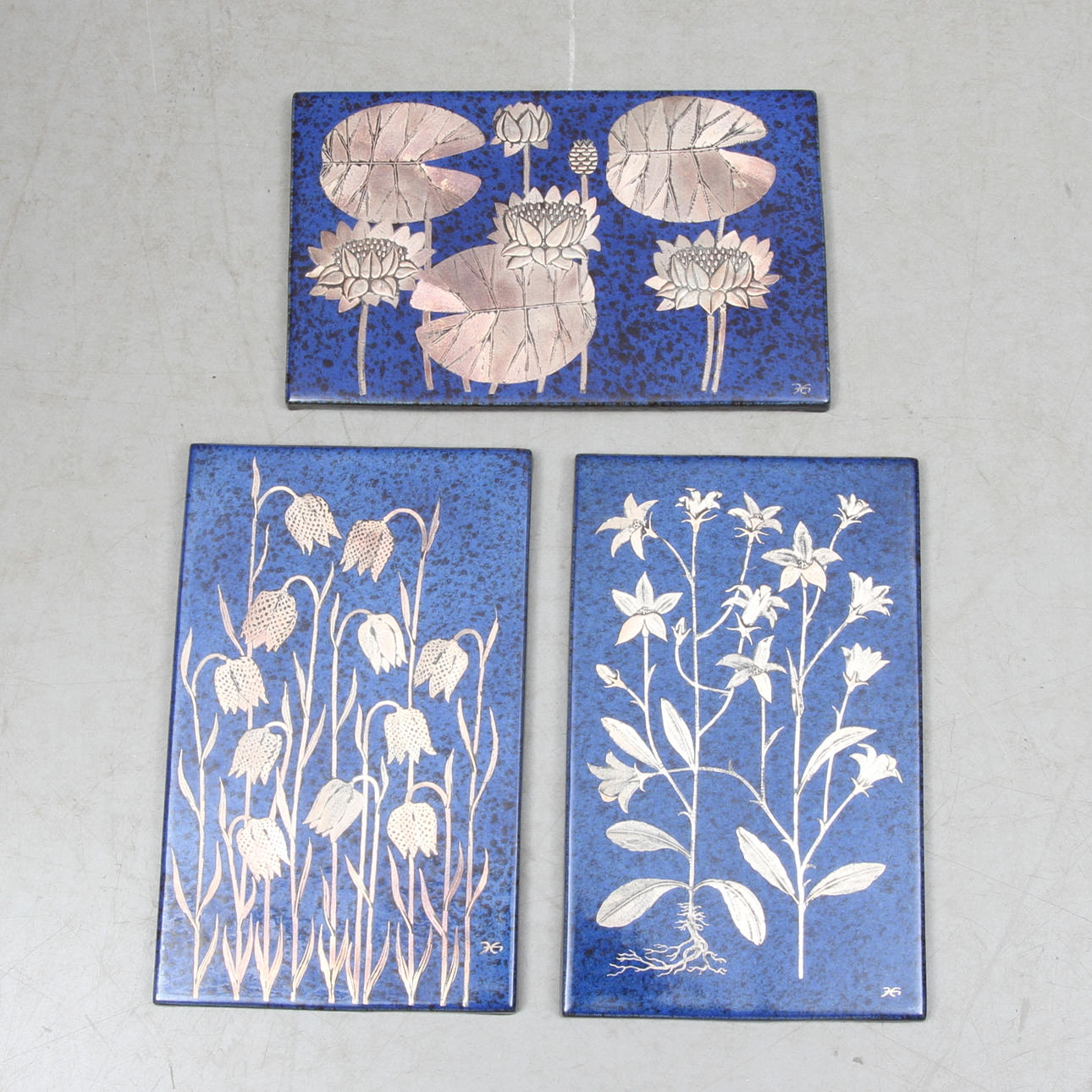 VÄGGPLAKETTER, 3 st, keramik, "Våra Svenska Landskapsblommor", Heinz Erret, Gustavsberg.