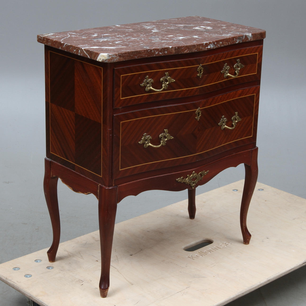 BYRÅ med stenskiva, rokokostil, 1900-tal.