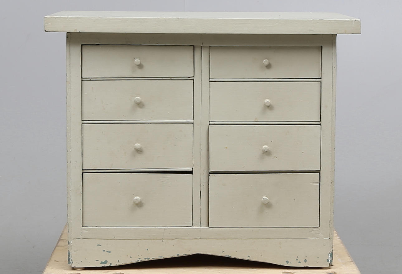 BYRÅ, bemålad, 1900-talets första del.