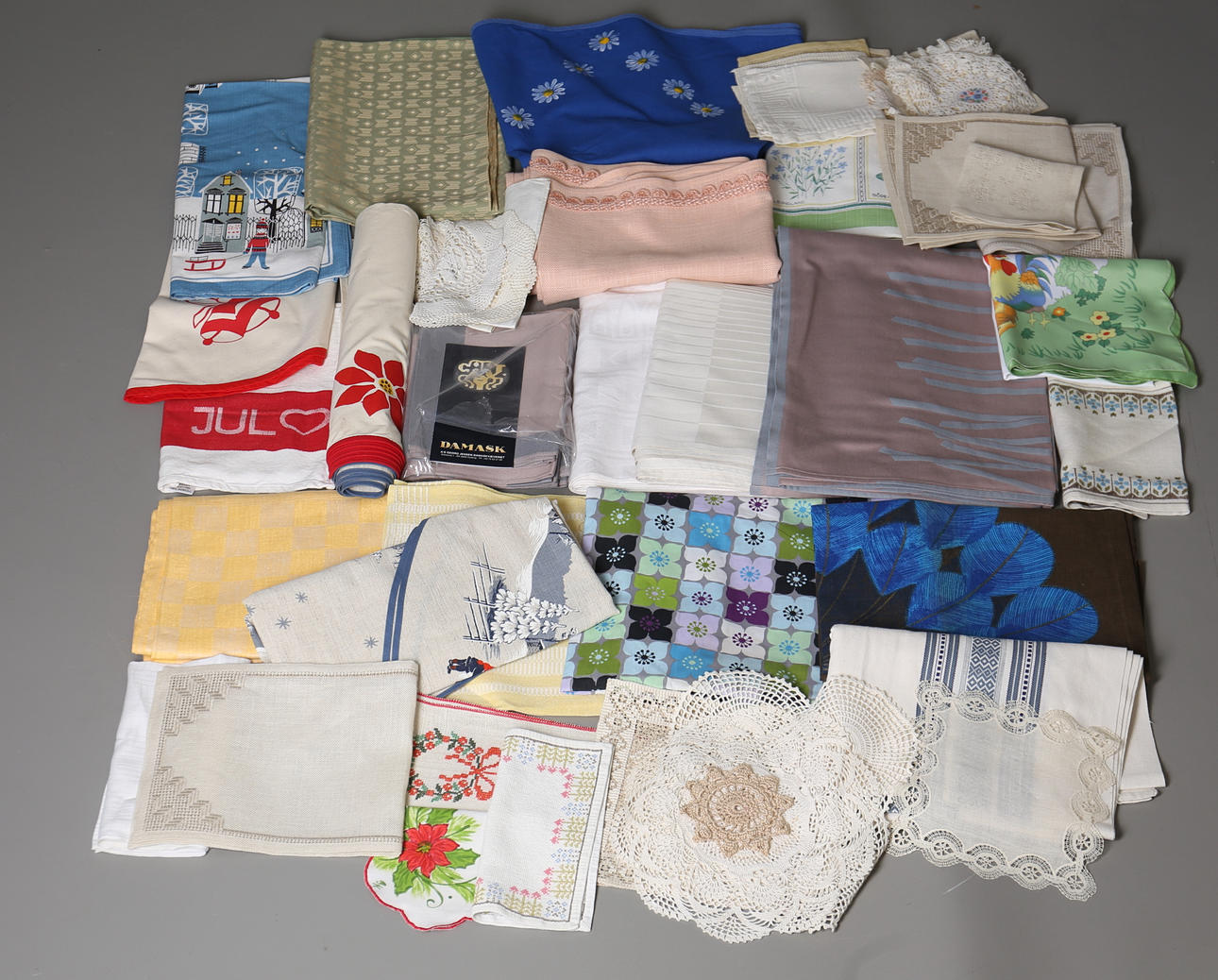 PARTI TEXTIL. Bl. a Linnedukar. 1900-tal.