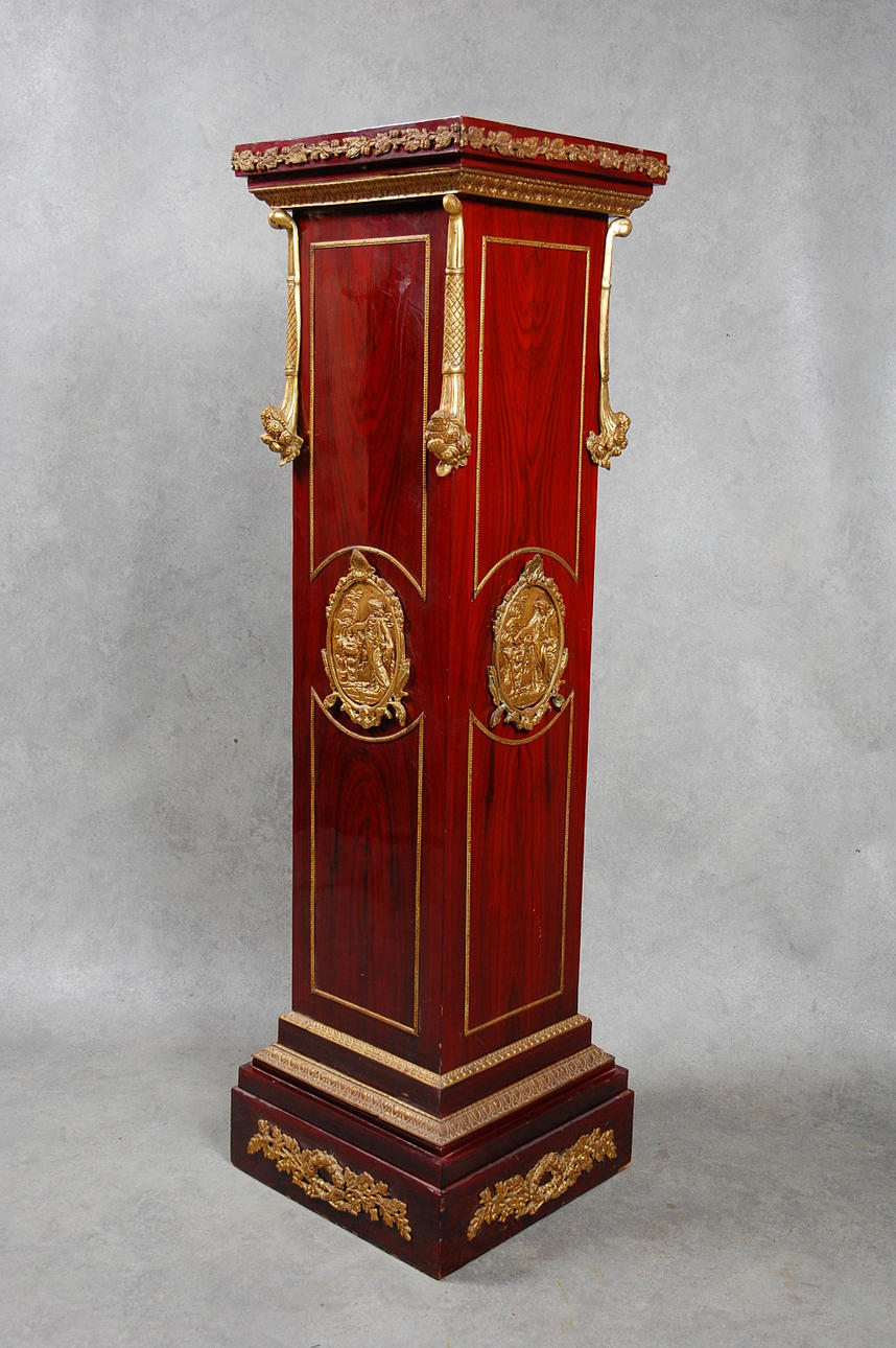 KOLONN, Louis XVI-stil, rikligt dekorerad med bronsdetaljer, 1900-tal.