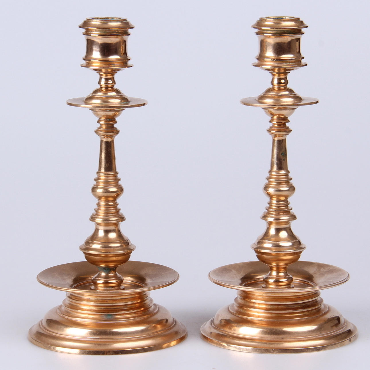 LJUSSTAKAR, ett par, mässing, modell no 3, Hedlund & co. Eskilstuna, 1900-tal.