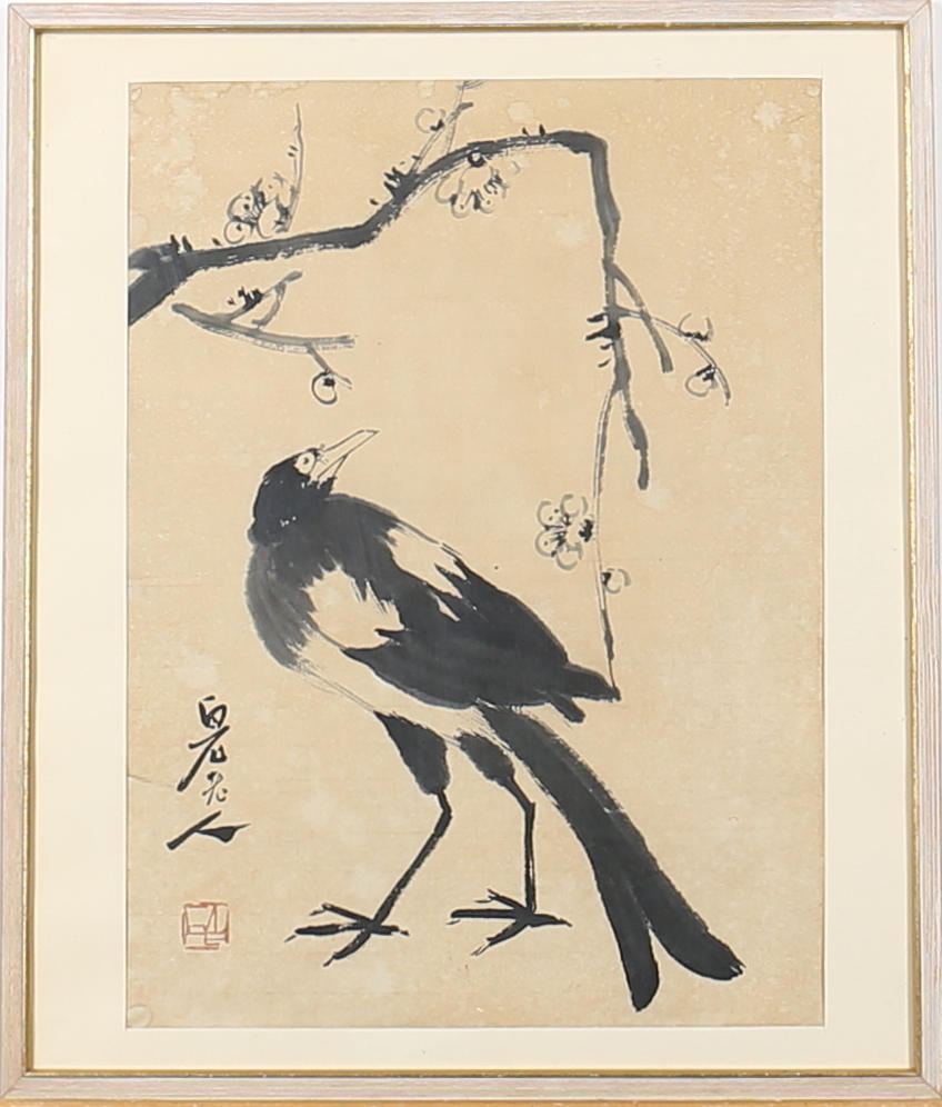 OIDENTIFIERAD KONSTNÄR. Skata under blommande gren. Tusch på papper. Orientalisk. Signerad.