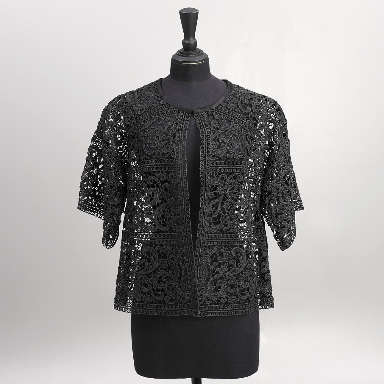 LARS WALLIN. Jacka, svart gipyrspets.