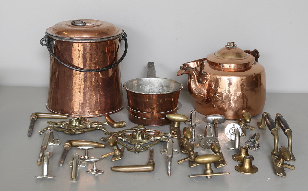 KOPPARFÖREMÅL samt diverse beslag/handtag, 18/1900-tal.