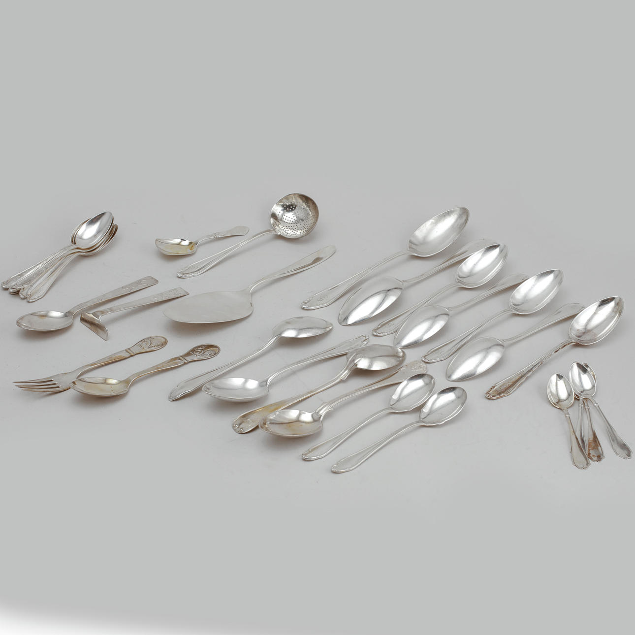 PLATA, 31 piezas, peso aproximado 920 gramos.