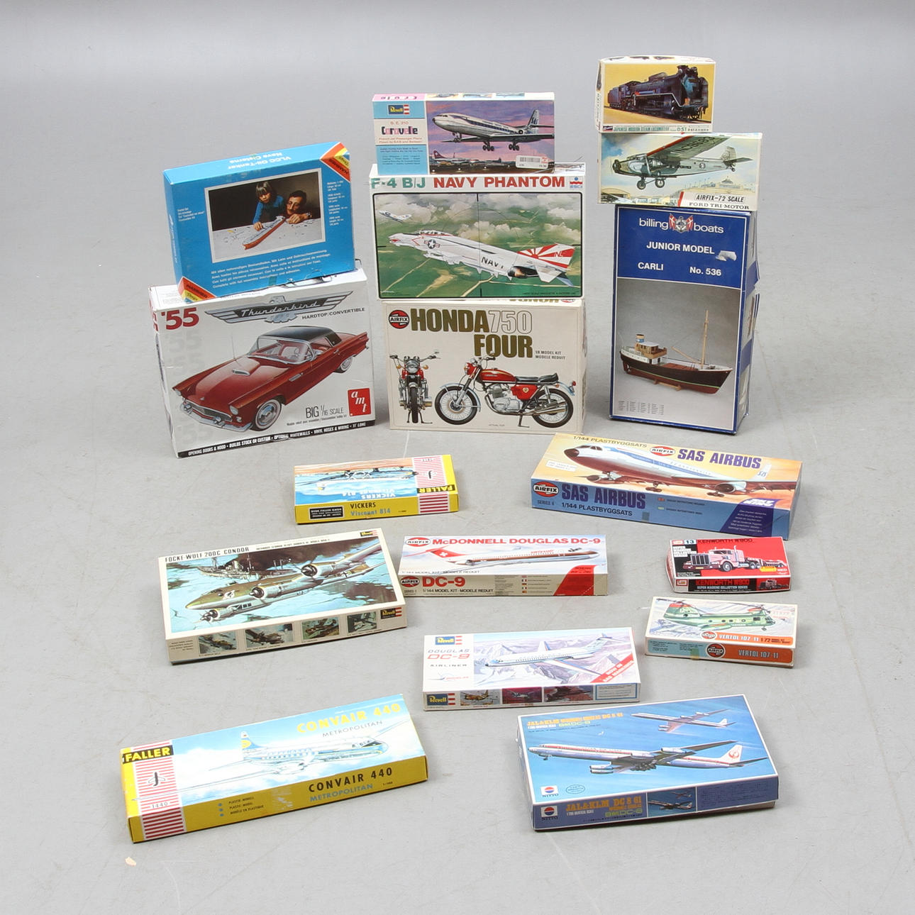 PLASTMODELLER. Cirka 15 stycken byggda och delvis byggda i originalkartong.