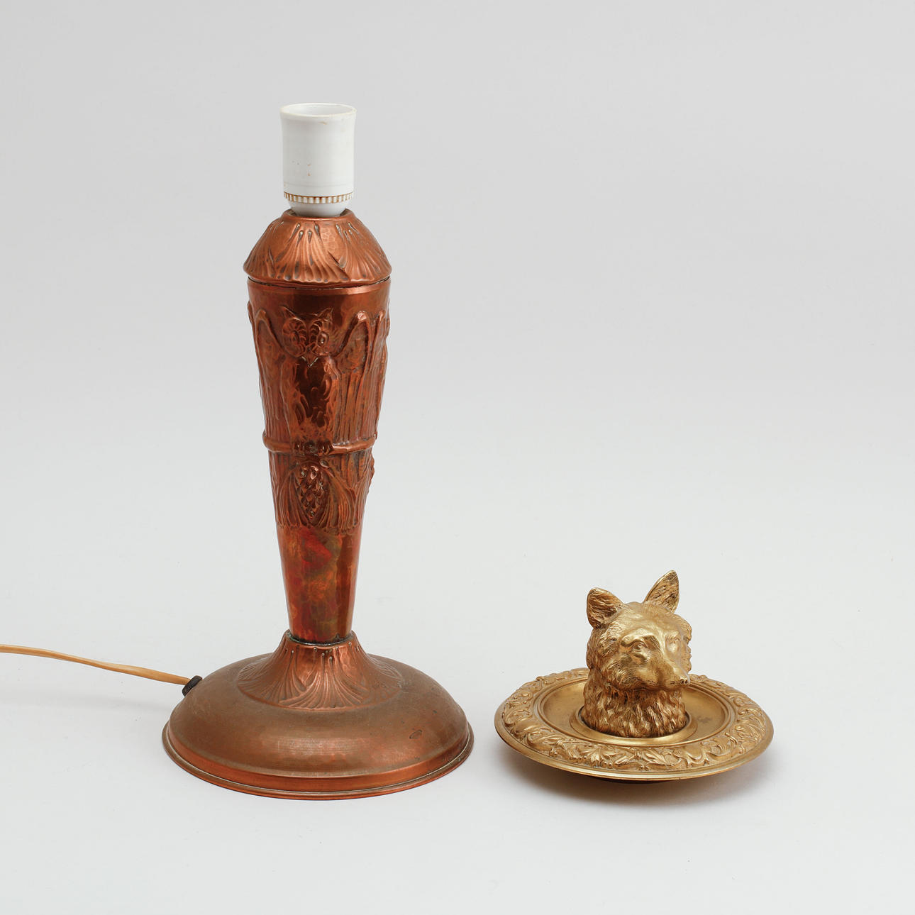 LAMPFOT, koppar, Jugend, samt BLÄCKSTÄLL, mässing.