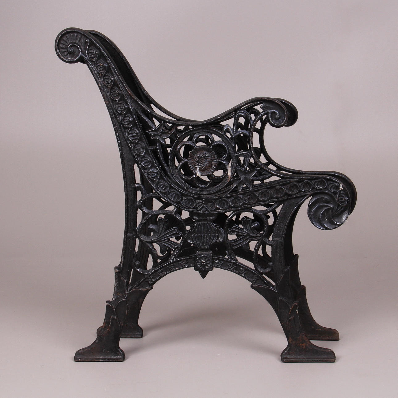 GAVLAR, ett par, gjutjärn, till trädgårdssoffa.