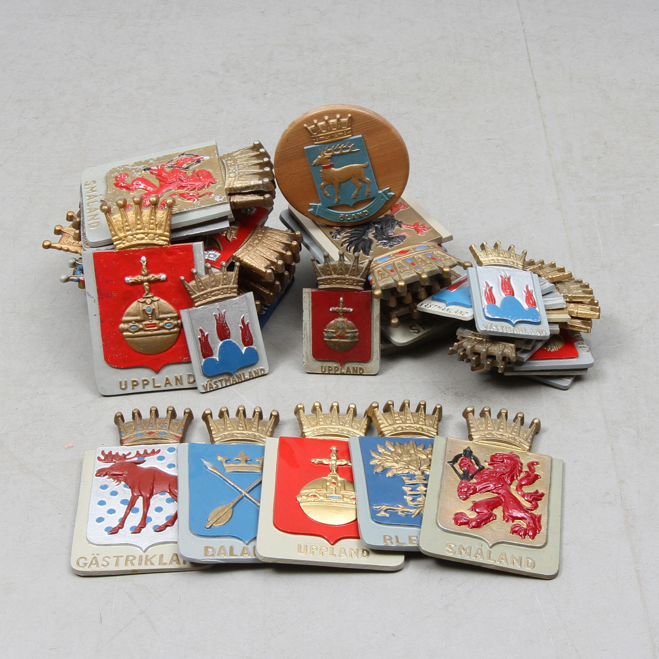 LANDSKAPSVAPENSKÖLDAR, ca 45 st, metall, 1900-tal.