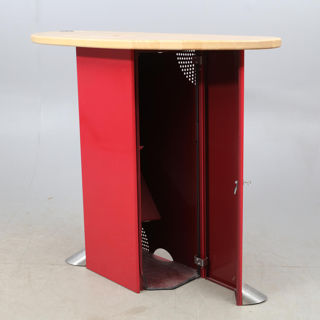 podium-tr-metall-m-bler-vrigt-auctionet