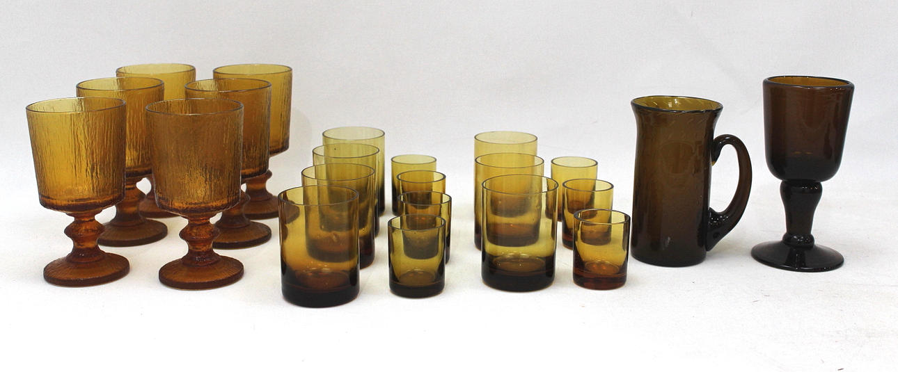 PARTI, 22 delar, brunt glas.