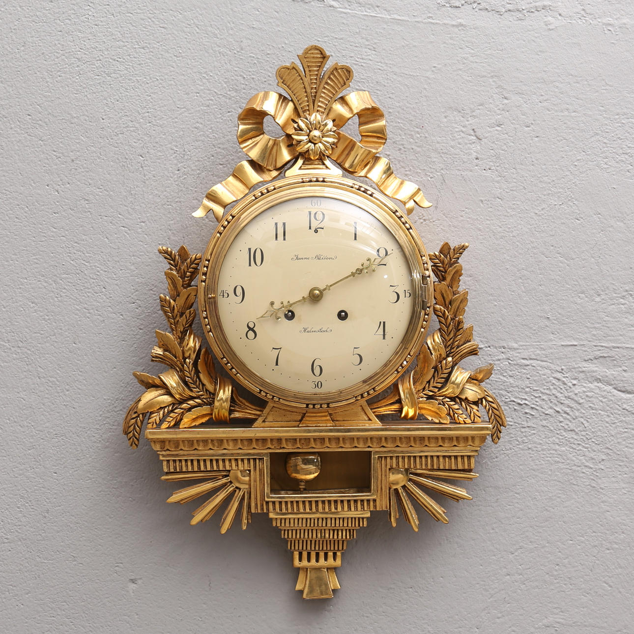 VÄGGPENDYL, förgylld, Janne Nilsson, Halmstad.