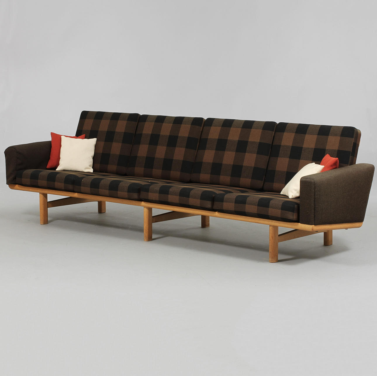 HANS J WEGNER. Soffa, modell "GE 236", Ek, 1900-talets mitt.