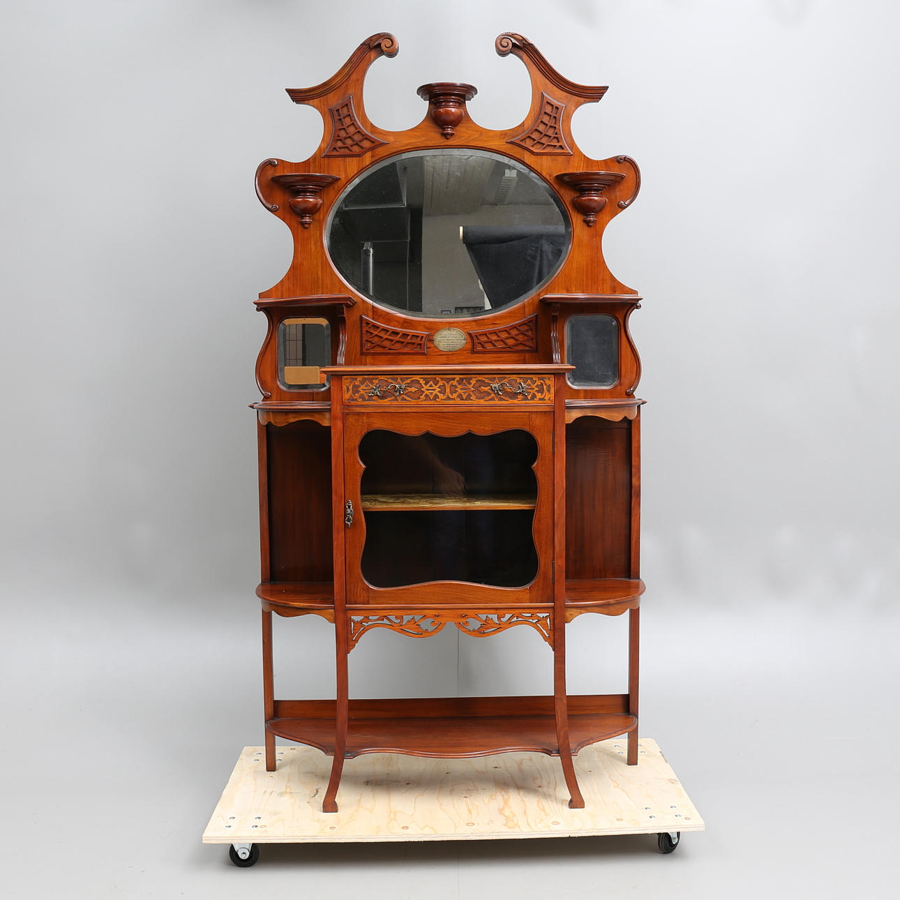 VITRINSKÅP, daterat 1904.