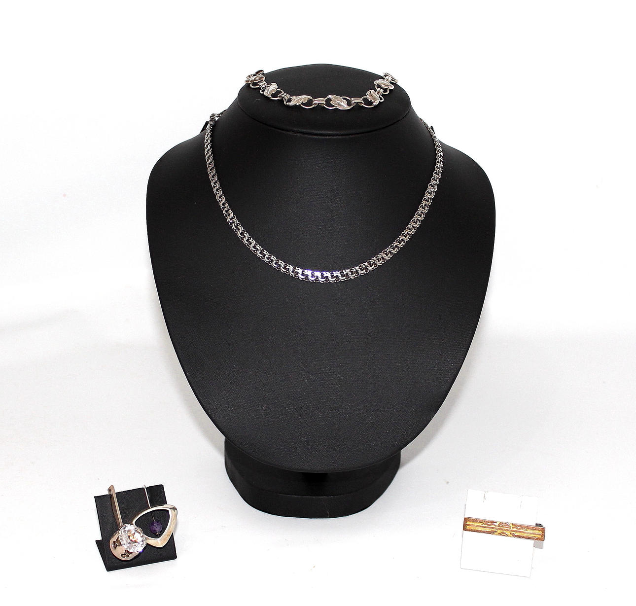 SMYCKEN, 5 st var av ett i silver och guld.