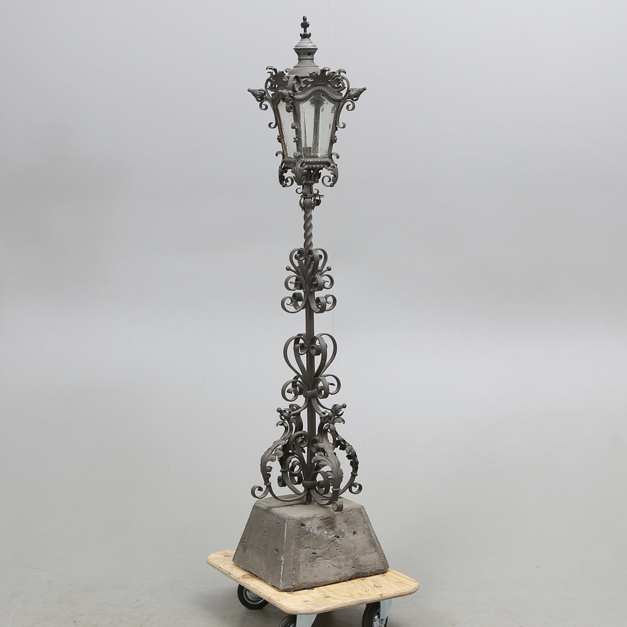 GOLVLYKTA, smide och glas, 1800-tal.