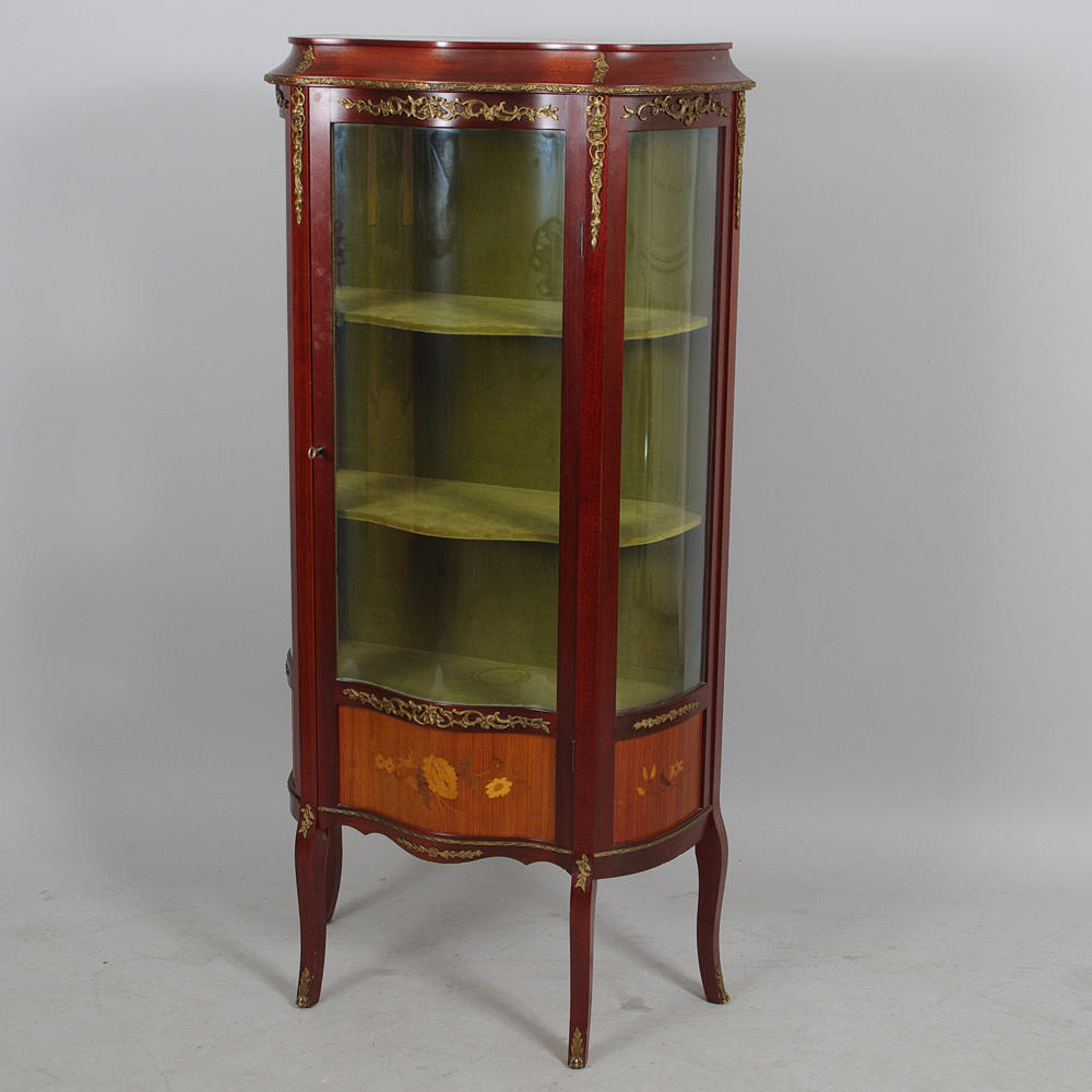 VITRINSKÅP, mahogny, intarsia, bronser, 1900-tal.