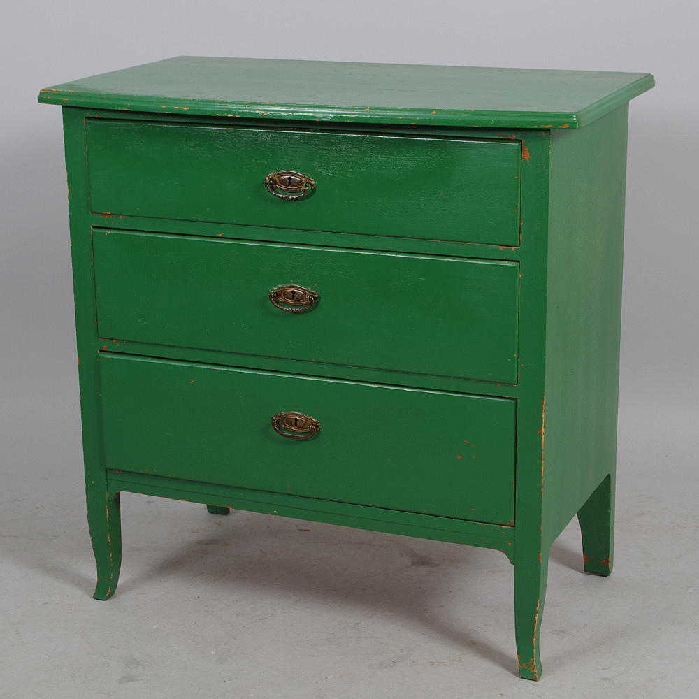 BYRÅ, 3-lådig, grönmålad, 1900-talets första hälft.