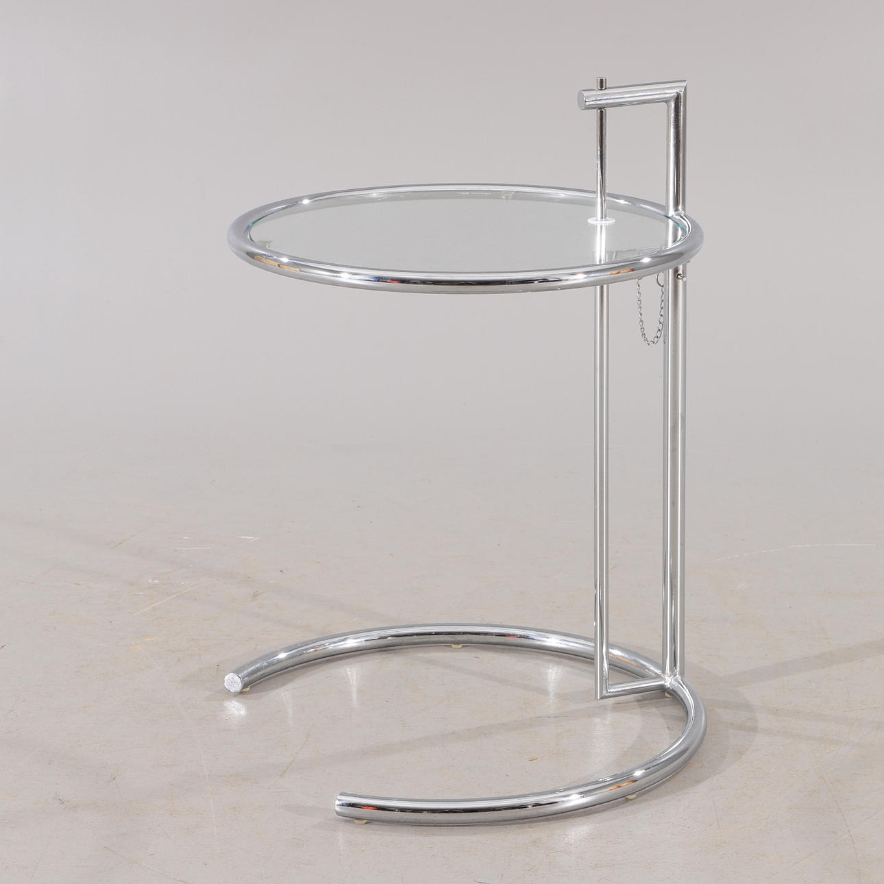 BORD, glas och metall, efter Eileen Gray.