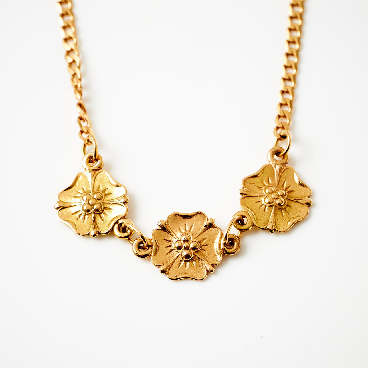 NECKLACE, 18k gold, center section with 3 flower decoration, mangled armor link, carabiner, Italian hallmarks, Vicenza.