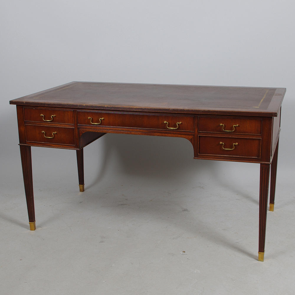 SKRIVBORD, mahogny med skinnskiva, engelsk stil.