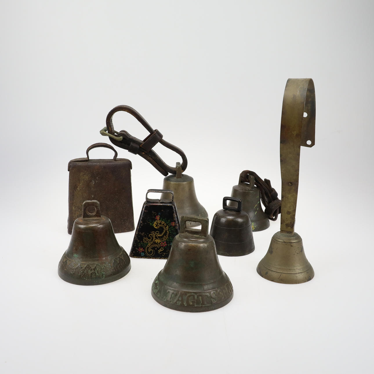 BJÄLLROR samt KLOCKOR, 8 st.