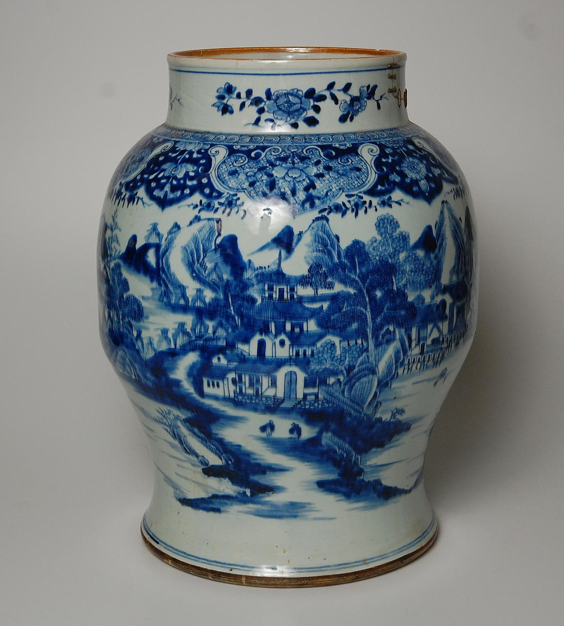 STOR URNA, porslin, Qing dynastin, Kangxi 1662-1722.