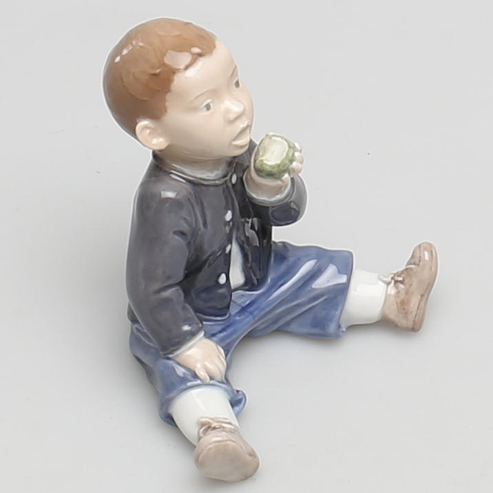 FIGURIN. Pojke äter ett äpple. Royal Copenhagen. John Galster.