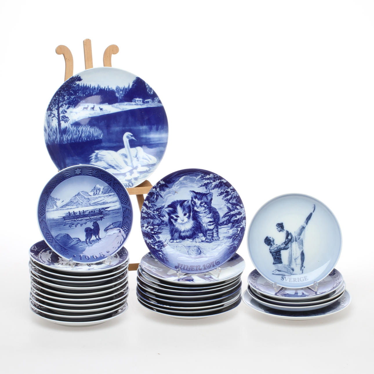 PARTI SAMLARTALLRIKAR, 26 delar, Mestadels jultallrikar, Royal Heidelberg, Bing & Gröndahl samt Royal Copenhagen.