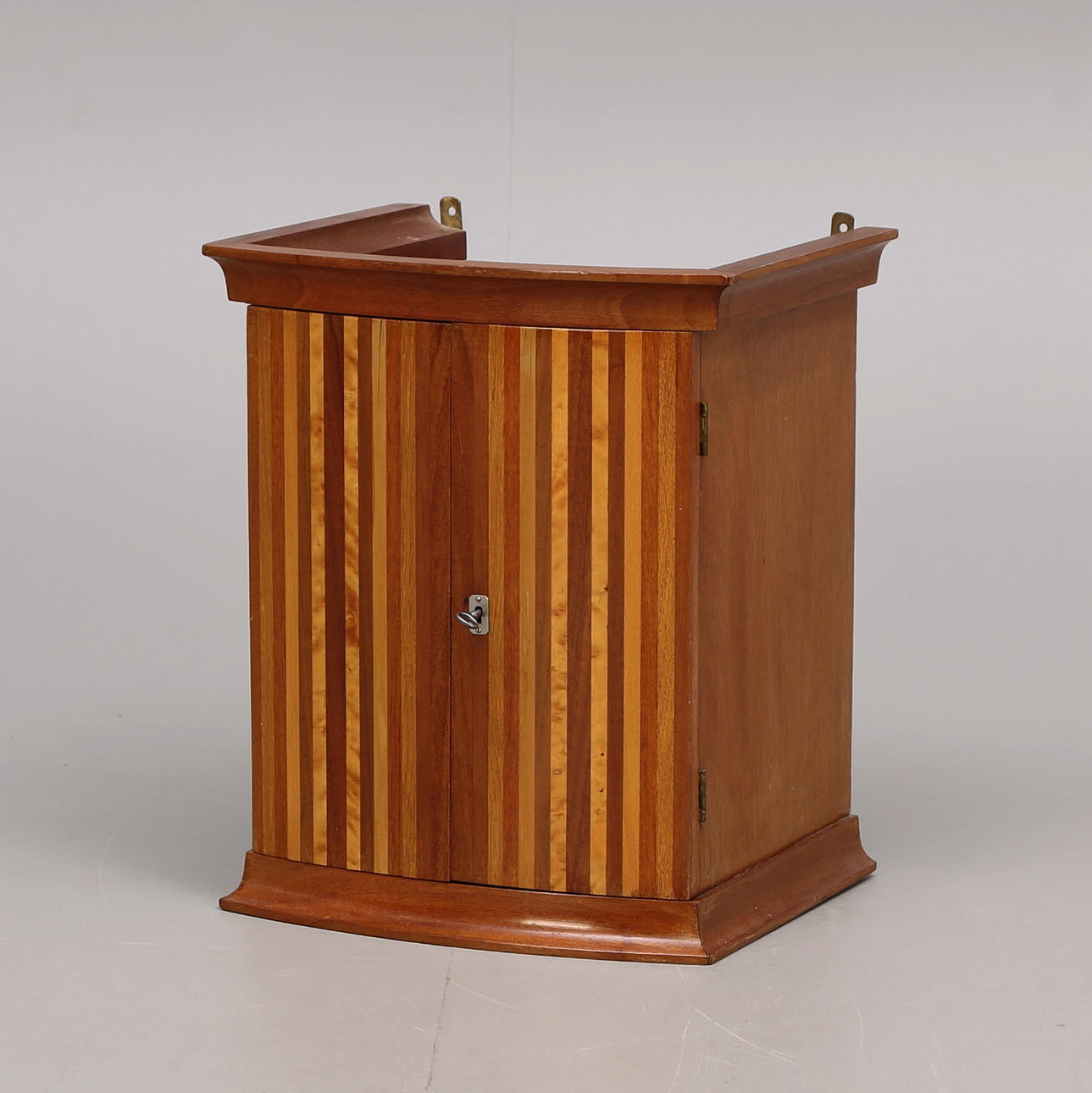 BRÄNNVINSSKÅP, 1900-tal.