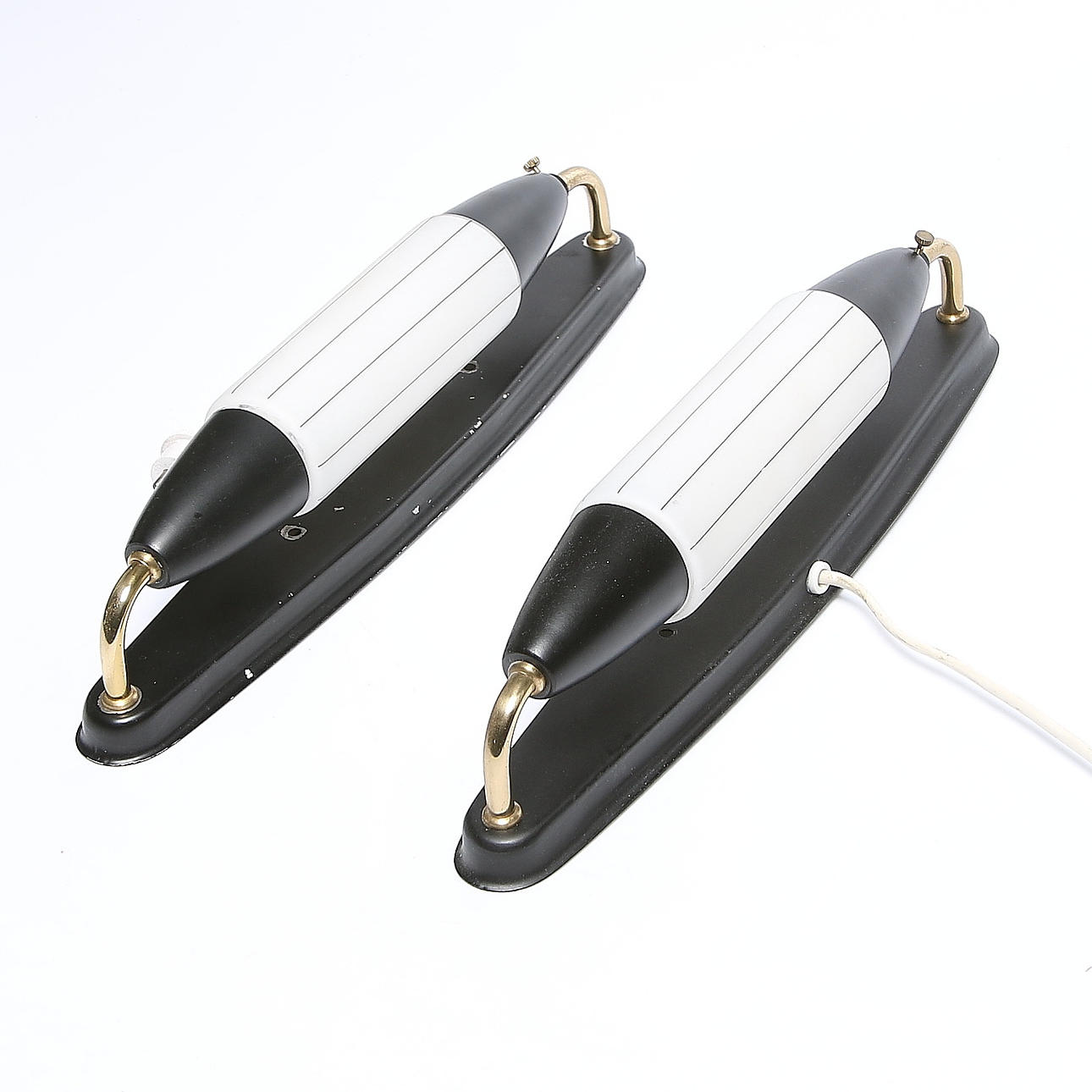 VÄGGLAMPOR, 1 par, plåt och mässing med glas, 1900-talets mitt.