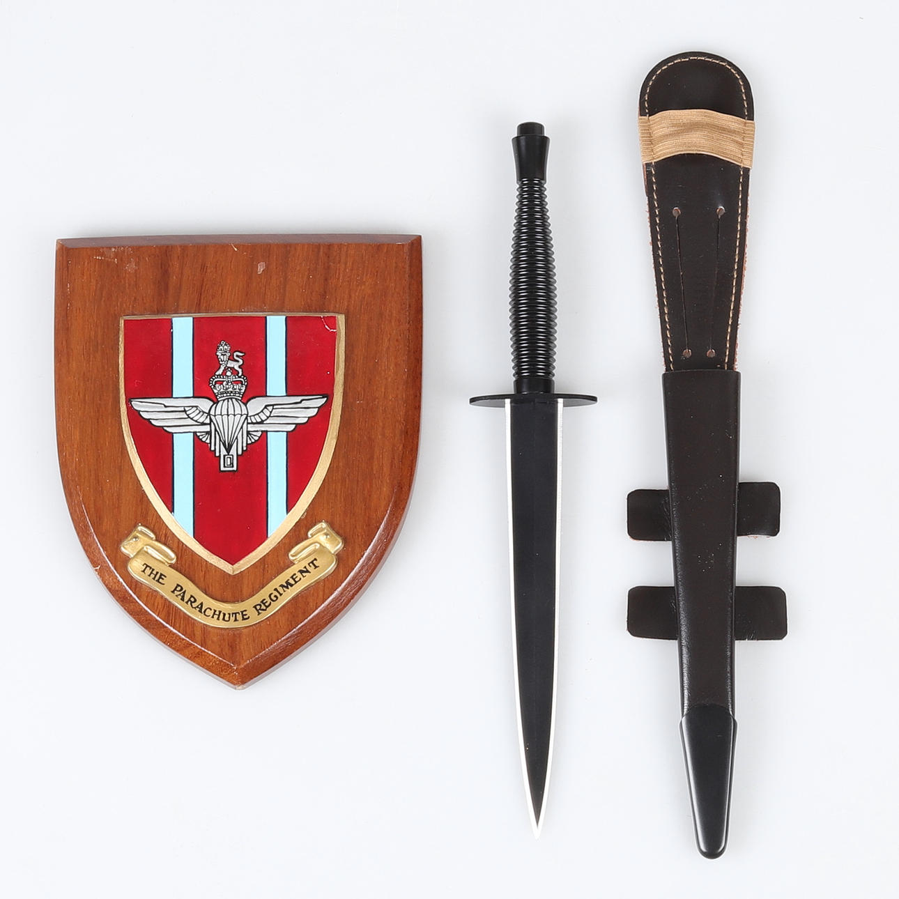 DAGGER Fairbairn-Sykes, England + våbenskjold.