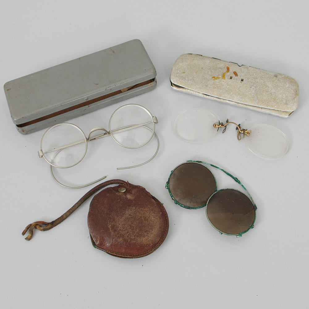 ÄLDRE GLASÖGON OCH FODRAL.