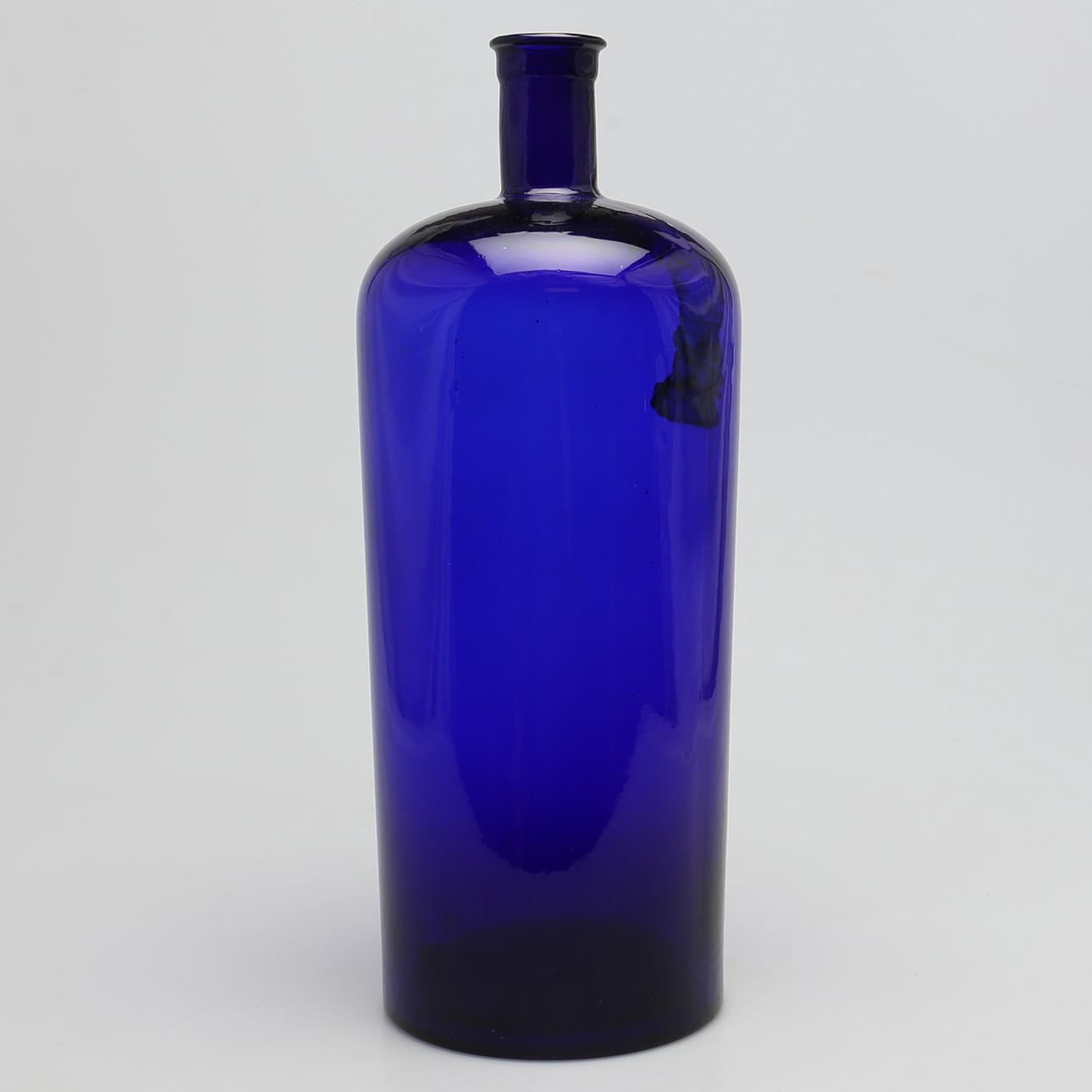 GLASFLASKA. Blå glasmassa. Polak & Sthwarz. Made in Holland. Höjd 43,5 cm.