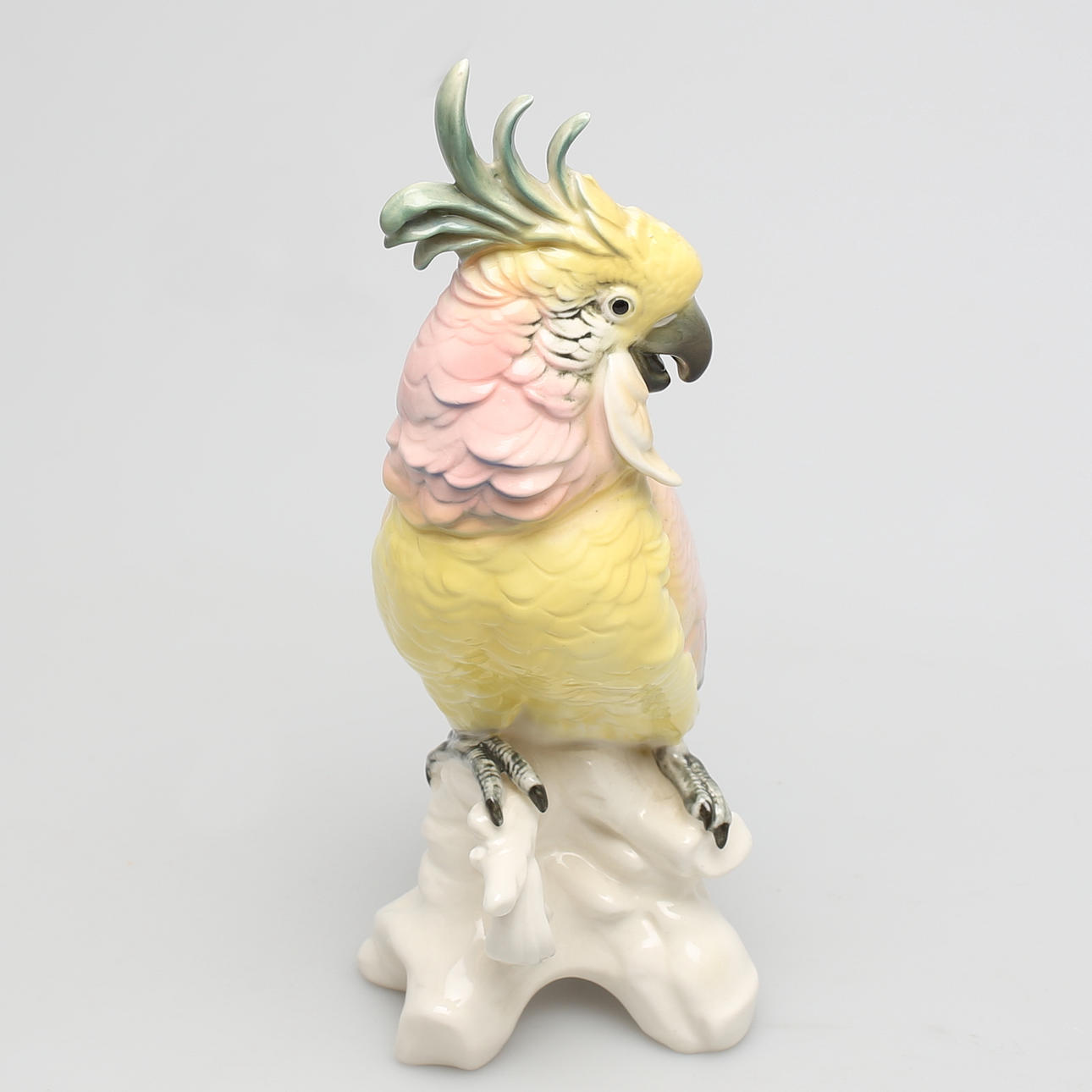 FIGURIN i porslin. Papegoja. Karl Ens, Tyskland, 1900-talet.