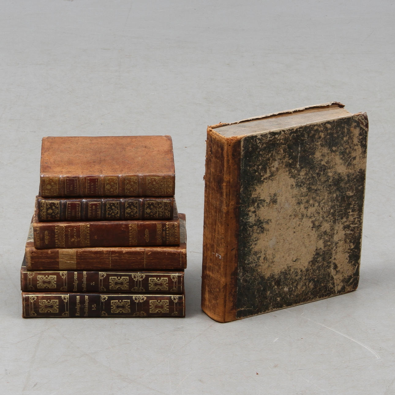 BÖCKER, 7 st, bland annat "Handbok för practiska läkare-vetenskapen" Sven A. Hedin, Stockholm 1797, "Handbok i Romerska Antiqviteterna", And. Otto Lindfors, Örebro 1830.