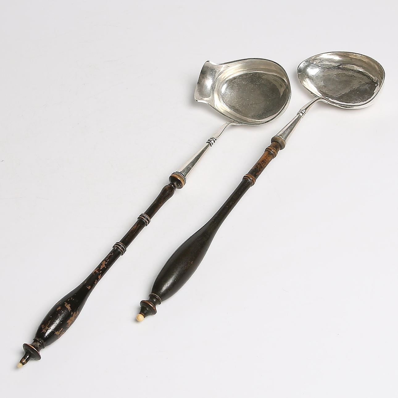 SOPPSLEVAR, 2 st, silver och trä, 1800-tal.