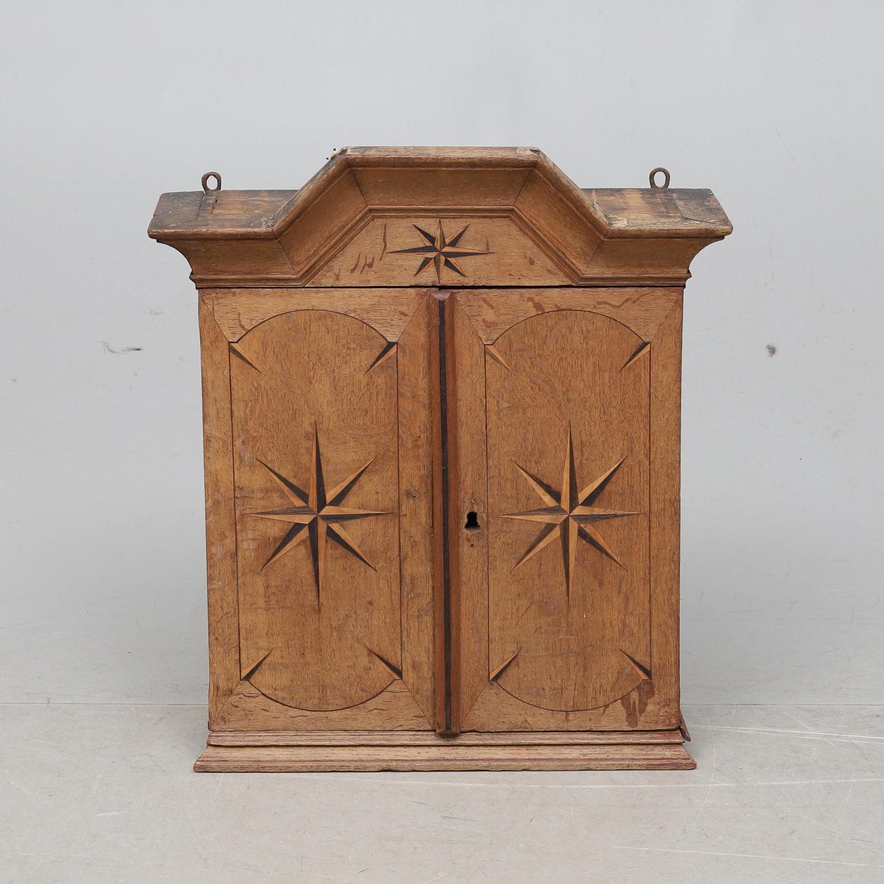 VÄGGSKÅP, 1800-tal.