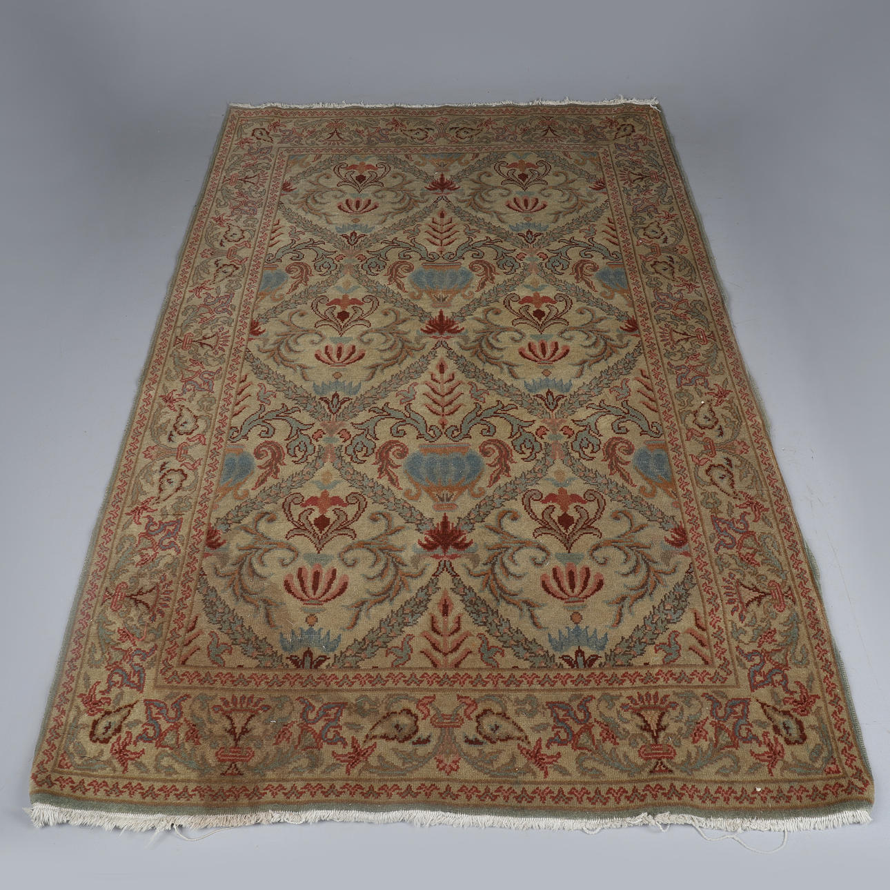 EIN ENGLISCH MASCHINELL HERGESTELLTER TEPPICH.