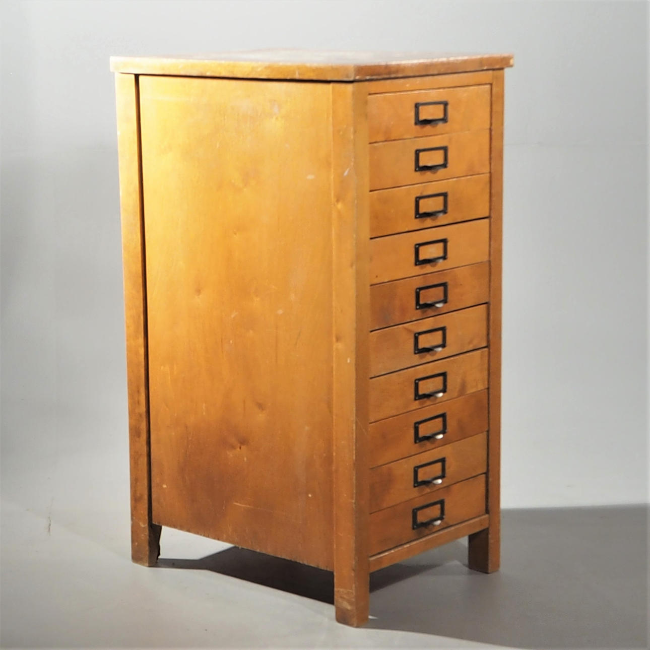 ARKIVSKÅP I TRÄ, 10 lådor.