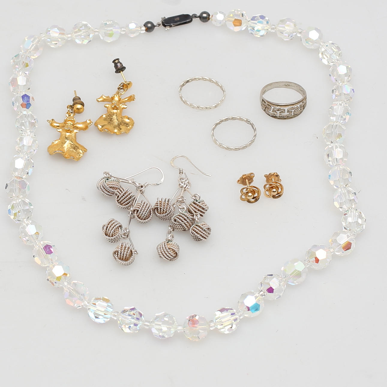 ÖRHÄNGE. 1 par. 18 karat guld. Vikt ca 2 gram. Medföljer parti bijouterier. Någon del silver.