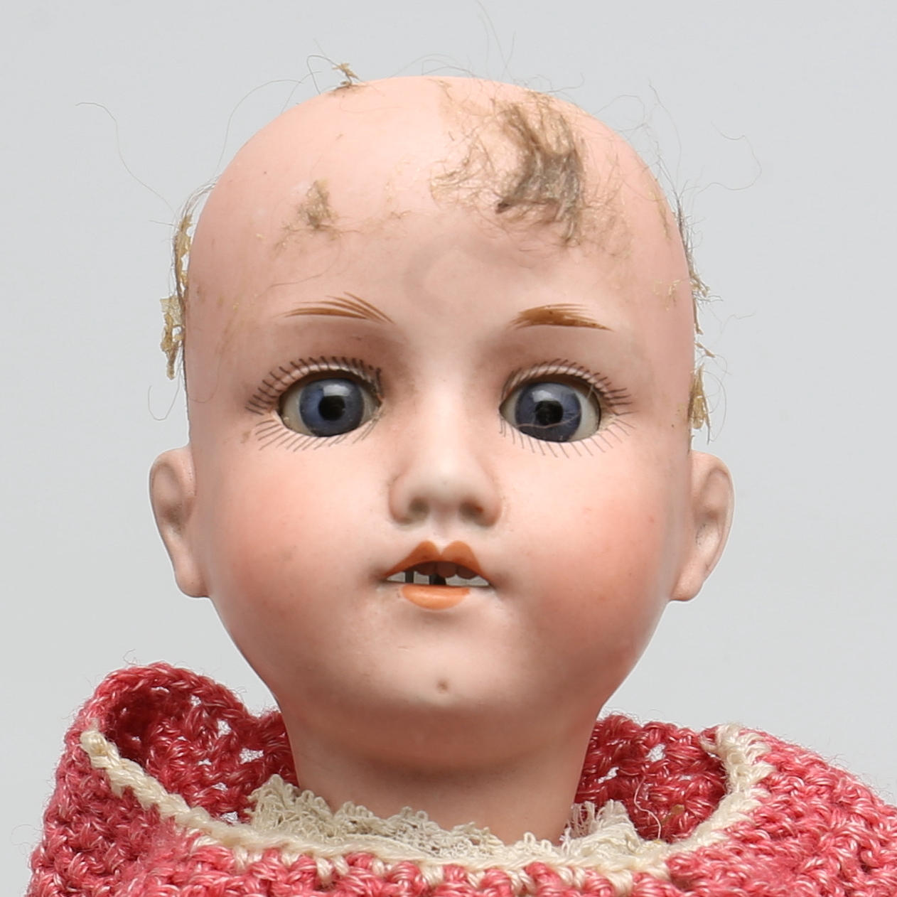 DOCKHUVUD. Biskivporslin. Armand Marseille Germany 390 A.O.M. Tidigt 1900-tal.