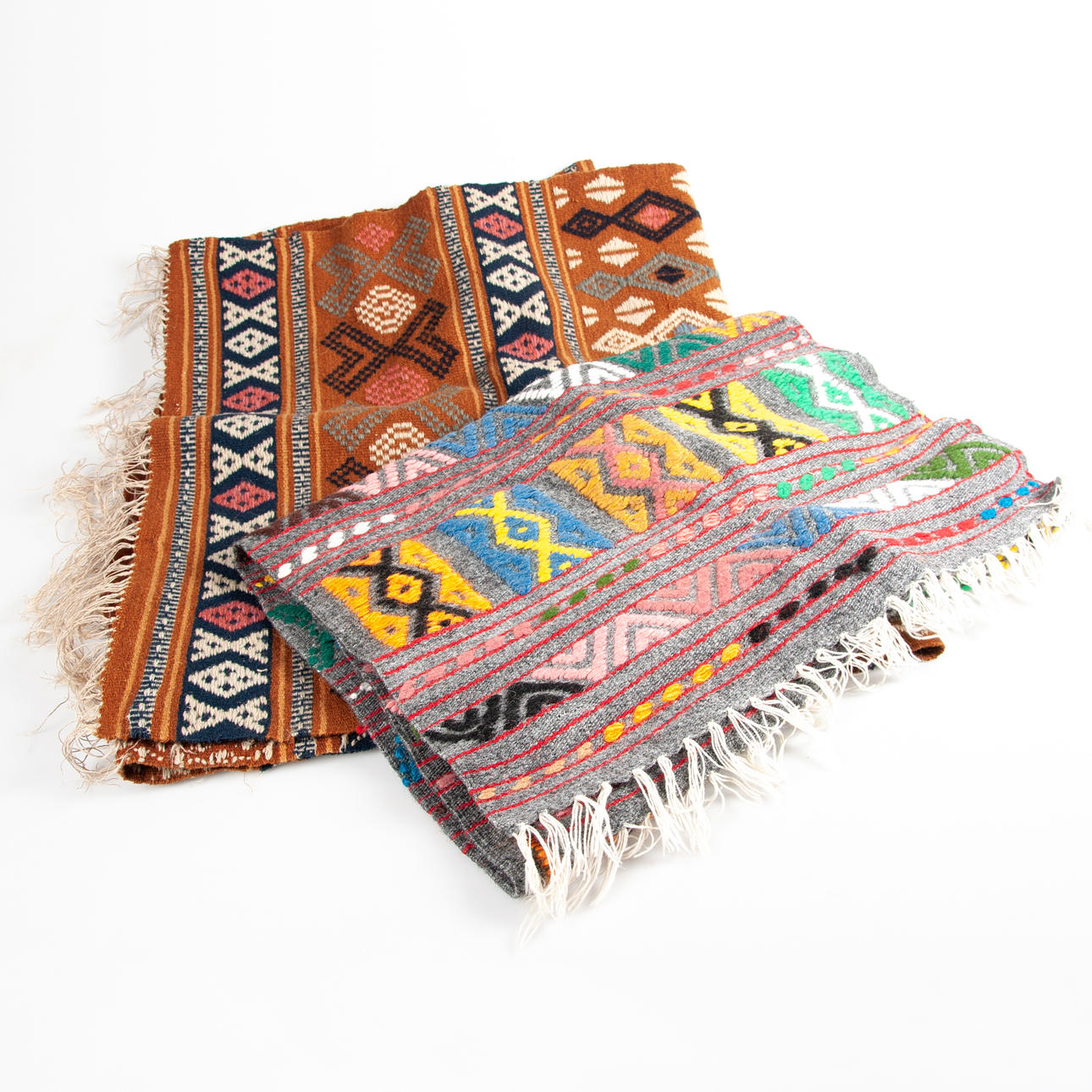 ALLMOGEVÄVNADER / YLLEVÄVNADER. 2 stycken, 1920/30-tal.