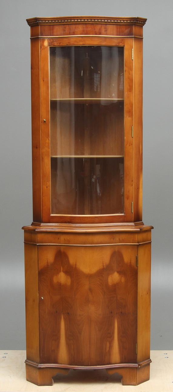 HÖRNSKÅP, engelsk stil, 1900-tal.