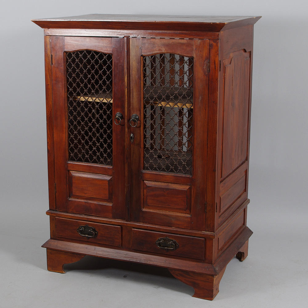 SKÅP MED GALLERDÖRRAR, troligen Asien, 1900-tal.