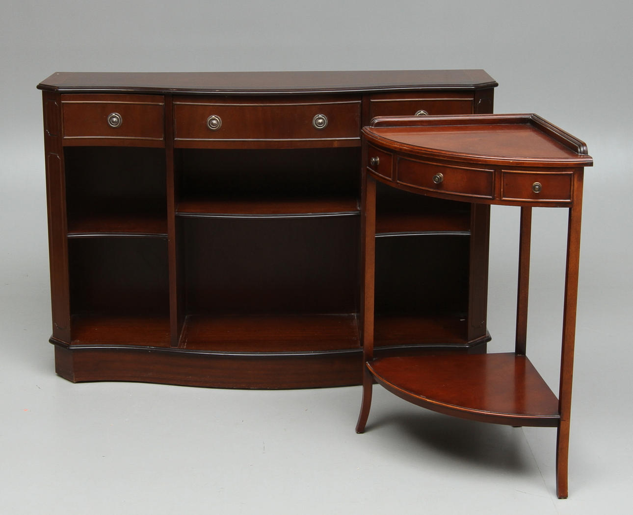 SIDEBOARD och HÖRNBORD, engelsk stil, 1900-tal.