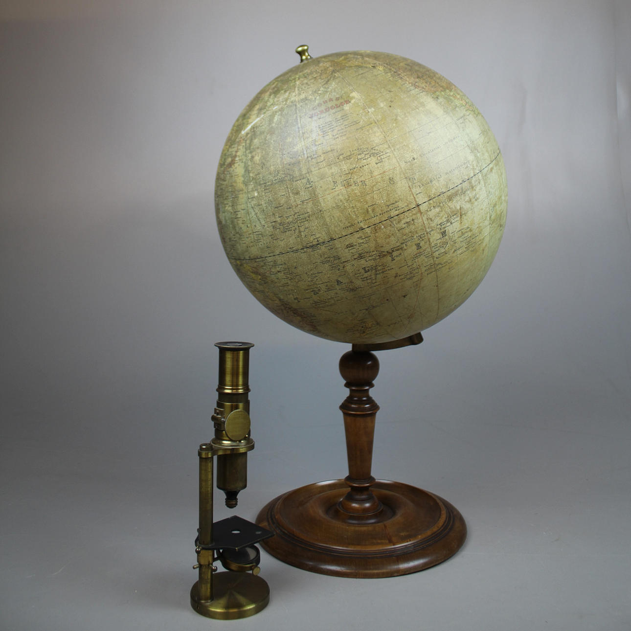 GLOBO y MICROSCOPIO, 1900.