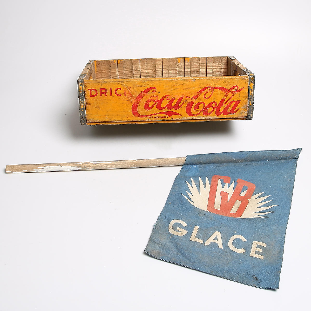 LÄSKBACK, trä, Coca Cola och REKLAMFLAGGA, GB Glace, 1900-talets mitt.