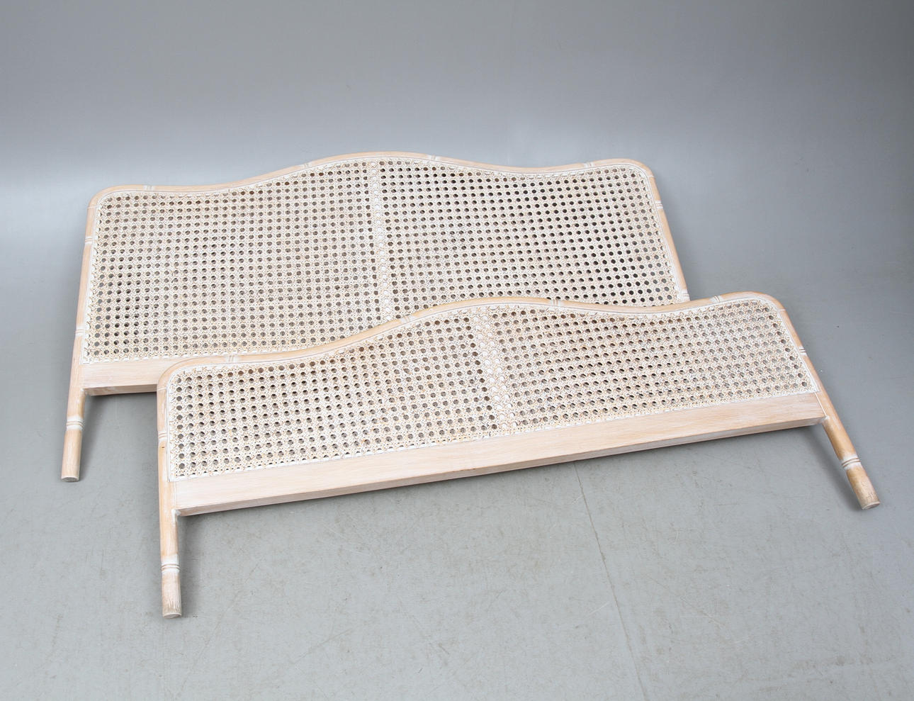 SÄNGGAVLAR, passande 160cm bred säng.